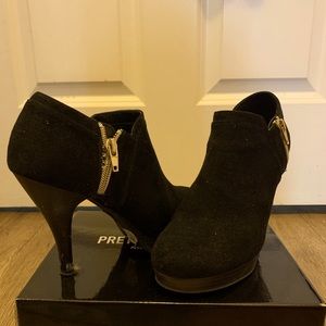 Suede ankle boots with a stiletto heels & gold zip